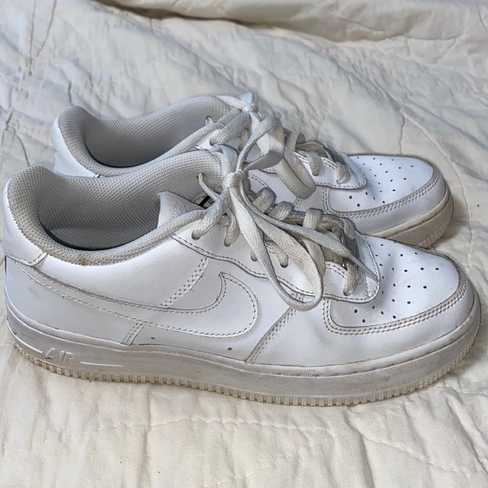 White AIR FORCE 1’s